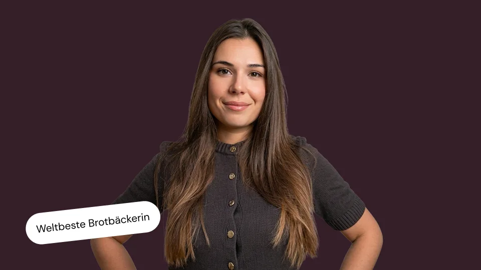 Portraitfoto von Lea Wolpert auf einfarbigem dunkelrotem Hintergrund