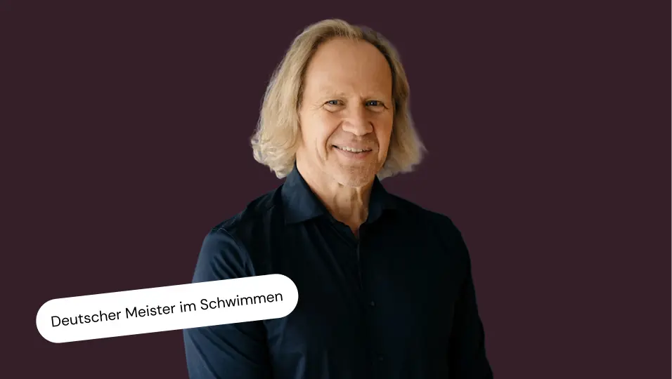 Portraitfoto von Michael Hirth auf einfarbigem dunkelrotem Hintergrund